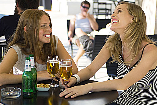 两个,美女,朋友,坐,露天咖啡馆,玻璃,啤酒
