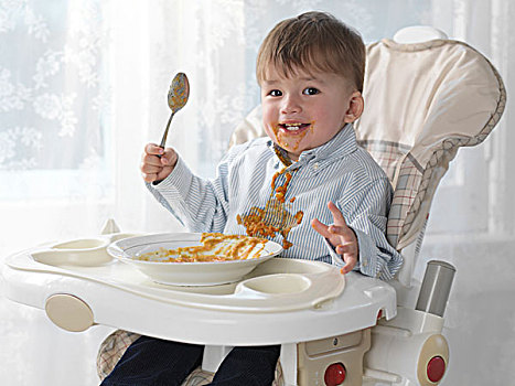 一个,一半,高兴,男孩,坐,高脚椅,吃,汤,勺子,溢出,衬衫