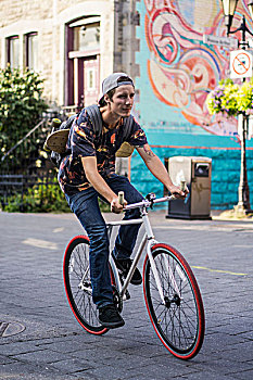 男青年,骑自行车,过去,涂鸦,墙壁,高原,蒙特利尔,魁北克,加拿大