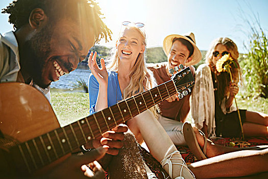 年轻,朋友,笑,弹吉他,享受,晴朗,夏天,野餐