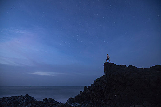漳州火山地质公园夜晚星空与人物背影