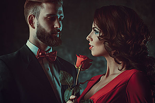年轻,优雅,情侣,女人,红色,拿着,玫瑰,看,男人,聚焦,旧式,风格,彩色