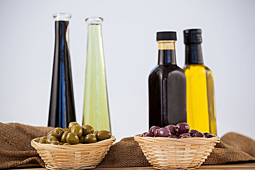 橄榄,柳条篮,油瓶,桌上,墙壁