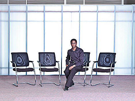 男人,坐,椅子,空,办公室,肖像