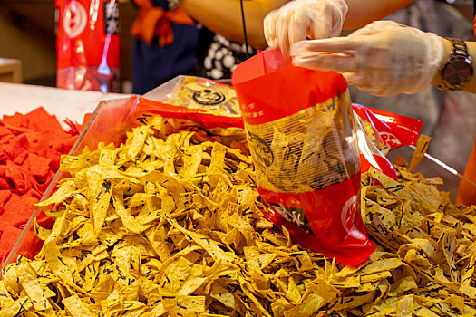 中国人过春节年货大街上卖的香鱼片