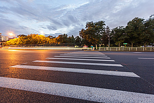 夕阳下的北京道路