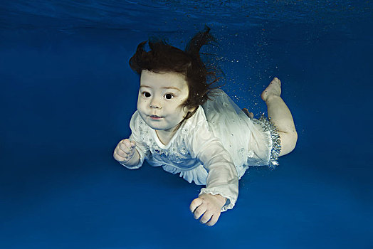 女婴,白色长裙,游泳,水下,游泳池,敖德萨,乌克兰,欧洲