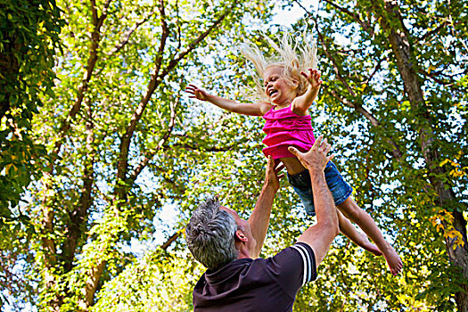 父亲,投掷,幼儿,女儿,空中,公园,艾伯塔省,加拿大