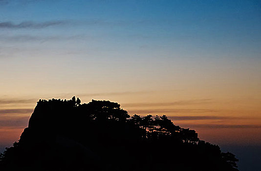 山顶的登山者