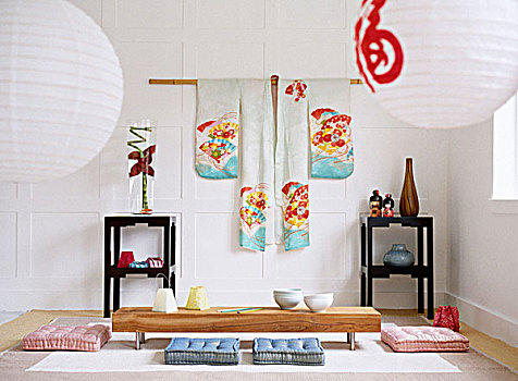 日本,起居室,白色,墙壁,悬挂,和服,纸灯笼,黑色,漆器,边桌,低,木桌子,地面,垫子