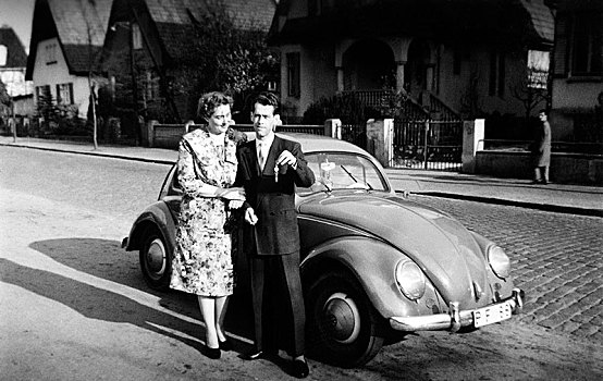 情侣,男人,女人,站立,正面,第一,汽车,大众汽车,甲壳虫汽车,20世纪50年代,德国,欧洲