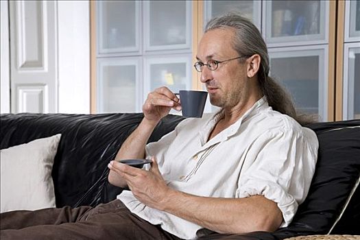 男人,坐,沙发,一杯咖啡