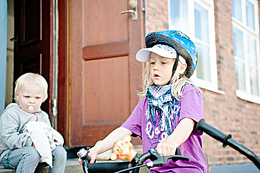 男孩,看,兄弟,戴着,安全帽,骑,自行车