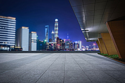 在上海金融贸易区内的城市汽车,道路上的运动模糊,晚上