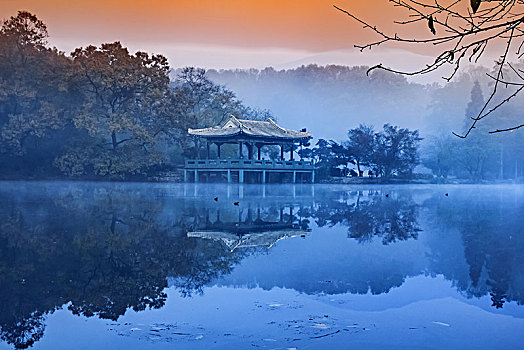 江苏省南京市钟山景区水榭建筑自然景观