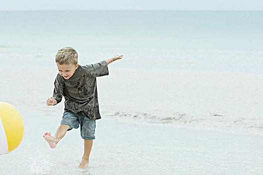 小男孩,踢,水皮球,海滩