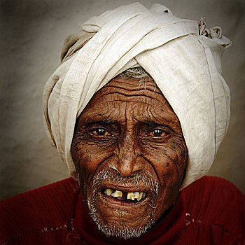 老人,坐,正面,房子,乡村,靠近,马哈拉施特拉邦,印度,一月,2007年