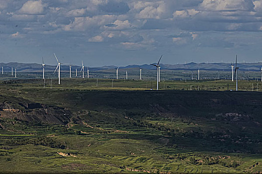 内蒙大草原上的风力发电场