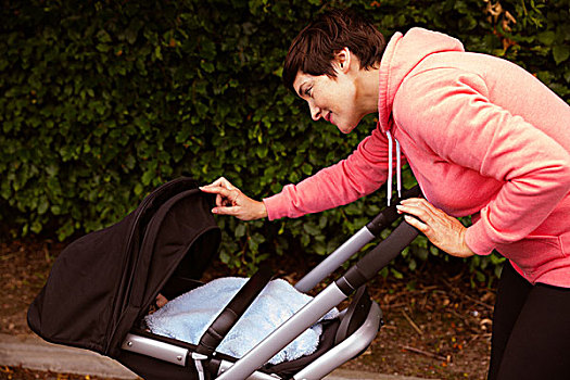 母亲,走,推,婴儿车,公园