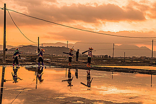 福建,盐田,惠安女,晒盐,盐,勤劳,劳作,夕阳,晚霞