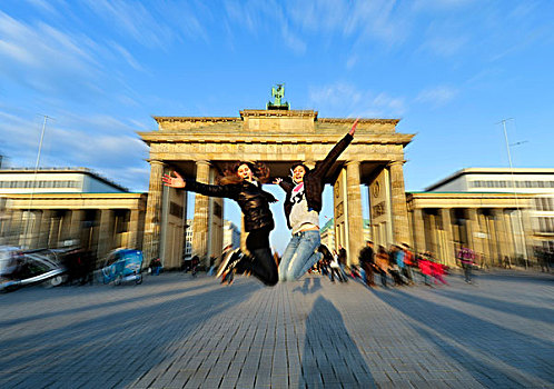 雀跃,两个女孩,跳跃,空中,正面,勃兰登堡门,柏林,德国,欧洲