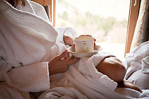 女人,穿,浴袍,喝,一杯咖啡,床