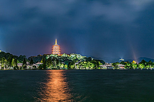 杭州西湖雷峰塔夜景