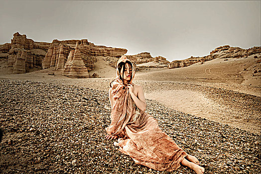 新疆,罗布泊,雅丹地貌,沙漠,沙岩,天空,美女,长裙,漂逸