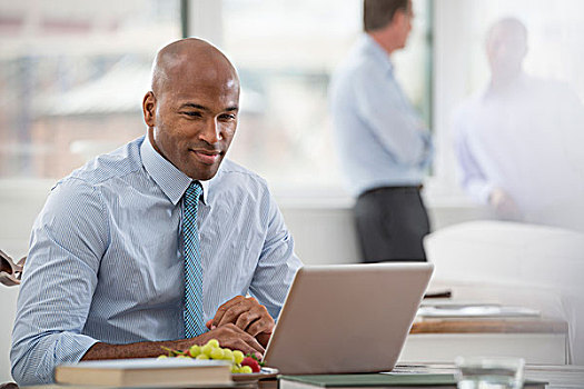 办公室生活,商务人士,衬衫,领带,坐,书桌,笔记本电脑