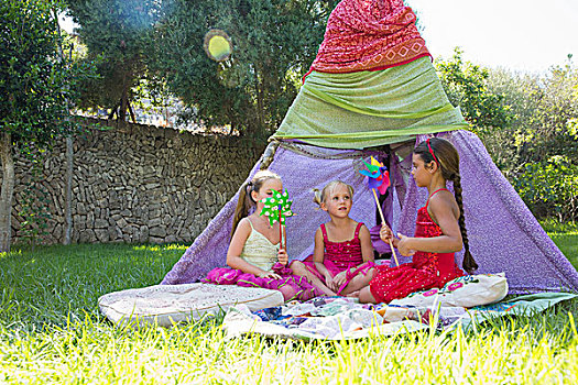三个女孩,玩,正面,圆锥形帐篷