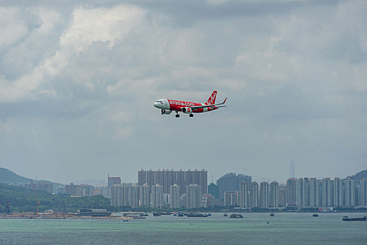 一架亚洲航空的客机正降落在香港国际机场