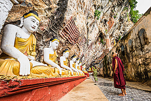僧侣,看,坐佛,雕塑,洞穴,克伦邦,缅甸,亚洲