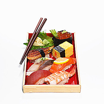 寿司盘,筷子,白色背景