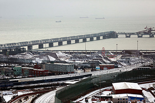 山东省日照市,雪后的港口秒变,水墨画,运输生产繁忙有序