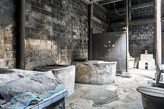 中国安徽省黟县卢村木雕楼内的老式厨房灶台