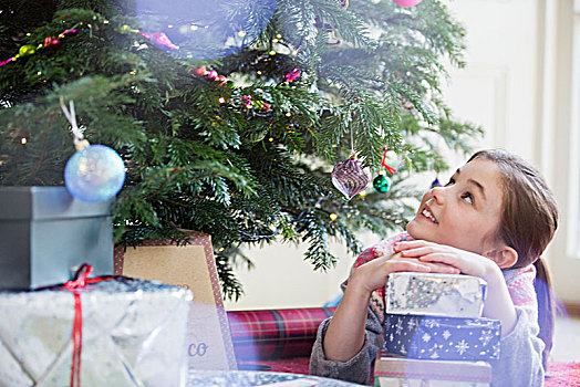 好奇,女孩,一堆,礼物,仰视,圣诞树