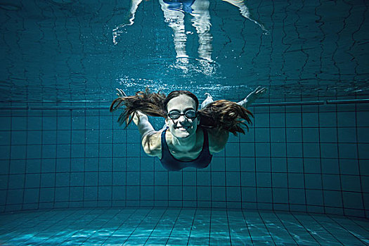 运动,游泳,看镜头,微笑,水下