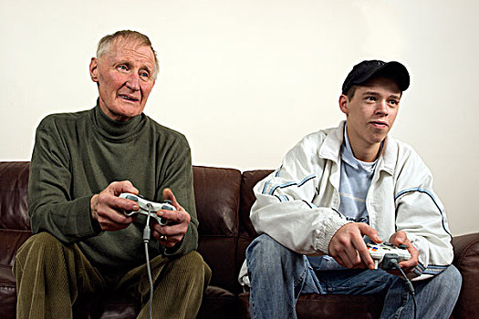 英格兰,达勒姆郡,爷爷,孙子,坐,沙发,玩,电脑游戏