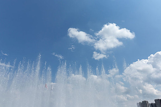 蓝天白云喷泉