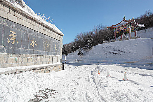 陕西秦岭分水岭公路雪景