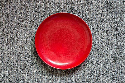 一个红色盘子