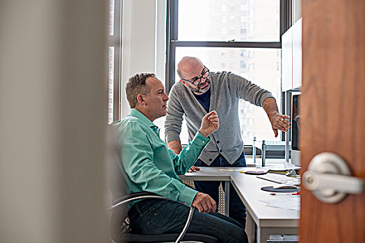 两个男人,办公室,看,电脑屏幕