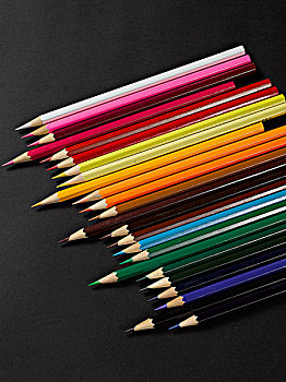 削好的彩色铅笔