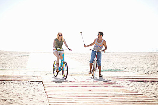骑自行车,男人,威尼斯海滩,洛杉矶,加利福尼亚,美国