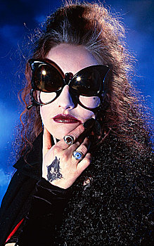 迷人,女人,吸血鬼,看,戴着,蝴蝶,形状,墨镜,眼,戒指