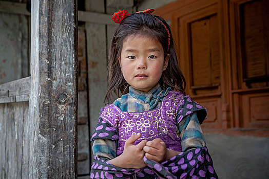 女孩,好奇,站立,门廊,尼泊尔