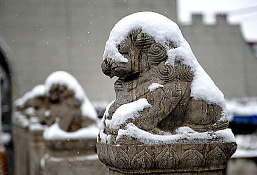 雪覆盖的桥头石狮子