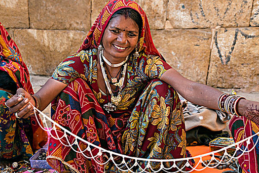 女销售员,彩色,纱丽,纪念品,旅游,斋沙默尔,拉贾斯坦邦,印度,亚洲