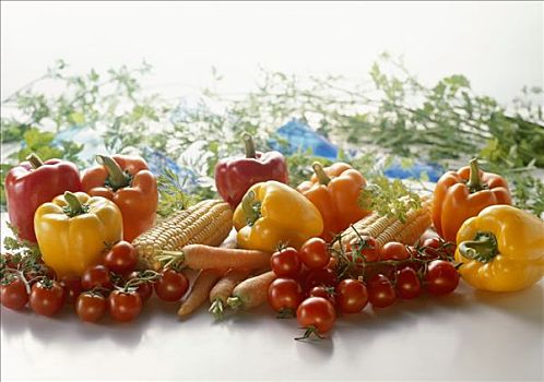 蔬菜静物,胡椒,西红柿,胡萝卜,老玉米