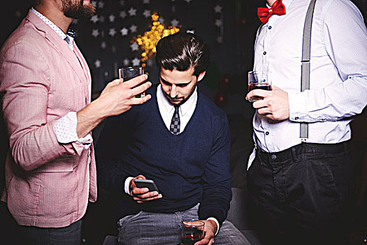 三个男人,聚会,男人,中间,智能手机